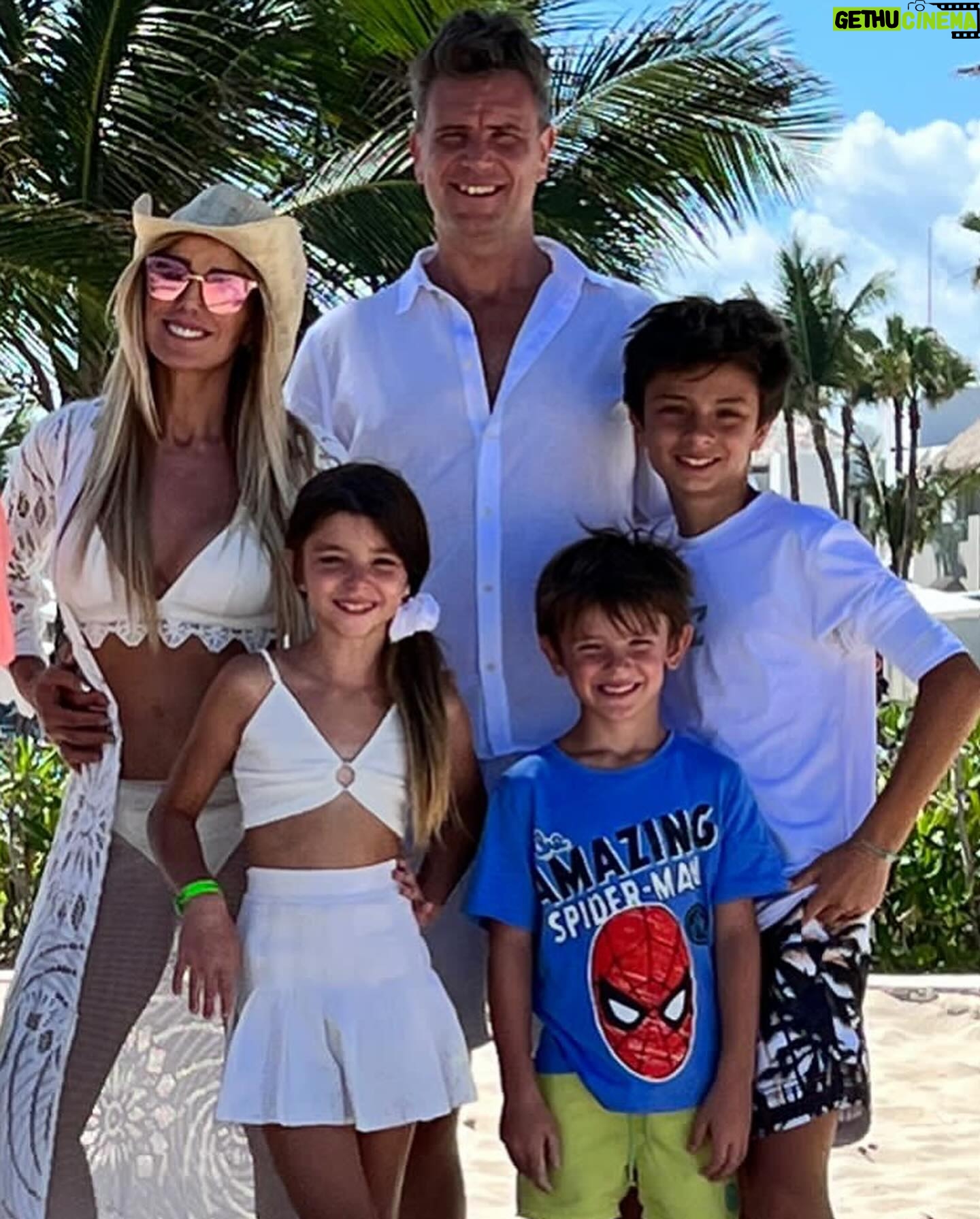 Laura Franco Instagram - Qué felicidad enormeee poder compartir en familia estos días en el Hard Rock Hotel & Casino Punta Cana 🏝️🌊☀️ una experiencia inolvidable para todos 💓 ¿Qué es lo que más le gusta hacer cuando se van a la playa? Cuéntenme 😍 Infinitas gracias @hrhcpuntacana ✨🫶🏼 #hrhcpuntacana