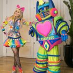 Laura Franco Instagram - Chiquipines hoy es un gran Viernes para divertirnos junto a mi amigo Robotote 🤖🎉 ¿Vamos a bailar con Panam? 🎶 🎵 Camino con rebote como hace robotote Remo en el bote, remo en el bote como hace robotote 🎶 Siguiendo estos pasos ¡Nada puede salir mal! 🪩🥳 Cuéntenme cuales son sus planes para el fin de semana 👇🏻 #panam #yosoypanam #panamfiesta #música #canciones #niños #alegria #juegos #diversión