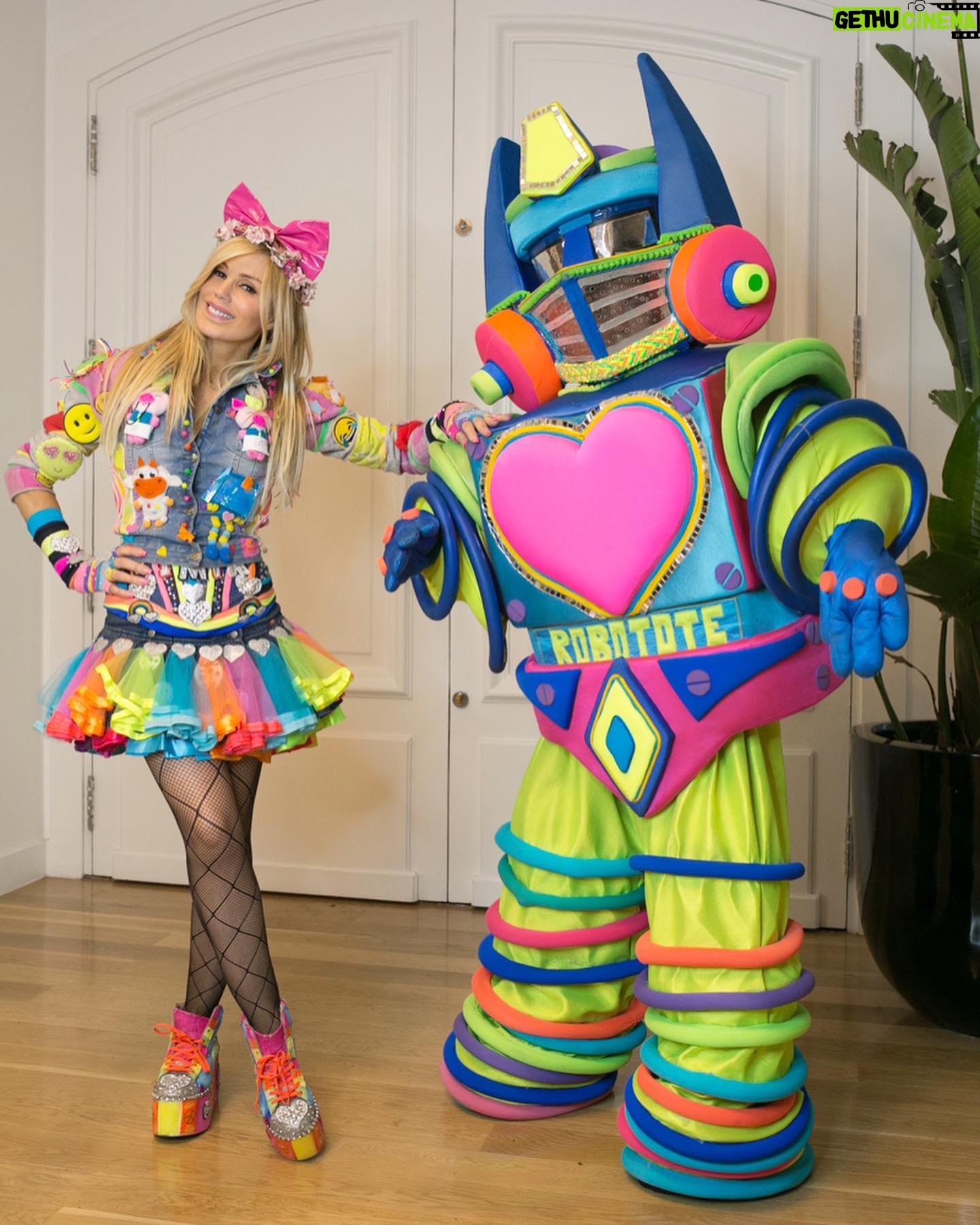 Laura Franco Instagram - Chiquipines hoy es un gran Viernes para divertirnos junto a mi amigo Robotote 🤖🎉 ¿Vamos a bailar con Panam? 🎶 🎵 Camino con rebote como hace robotote Remo en el bote, remo en el bote como hace robotote 🎶 Siguiendo estos pasos ¡Nada puede salir mal! 🪩🥳 Cuéntenme cuales son sus planes para el fin de semana 👇🏻 #panam #yosoypanam #panamfiesta #música #canciones #niños #alegria #juegos #diversión