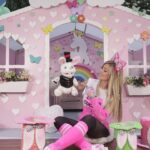 Laura Franco Instagram - Se acercan las Pascuas 💖💘🍫 y nosotros ya estamos festejando al ritmo de El Conejo Pascualín 🎶 ¿Ya escucharon su canción? 🐰 Aunque no siempre aparece lo que el quiere… ¡Nos sorprende haciendo magia como puede! 🪄 ¿Te acordas cómo sigue la canción? 👇🏻 #panam #yosoypanam #panamfiesta #música #canciones #niños #alegria #juegos #diversión