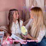 Laura Franco Instagram - CUMPLE SOFI Y LLEGARON LOS REGALITOS DE HELLO KITTY 🎀💖 Están espectaculares! El mundo de Hello Kitty junto a todos sus amigos 🫶🏼🌸 ya estamos decorando la habitación con todos los peluches, poniendo llaveros a las mochis y jugando con todo lo que le regalaron a Sofi 🤍 GRACIAS @vulcanita @jazwares @hellokitty @sanrio 😍 #hellokitty50th #hellokittyandfriends #hellokitty