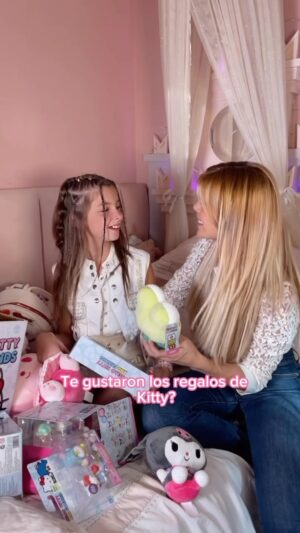 Laura Franco Instagram - CUMPLE SOFI Y LLEGARON LOS REGALITOS DE HELLO KITTY 🎀💖

Están espectaculares! El mundo de Hello Kitty junto a todos sus amigos 🫶🏼🌸 ya estamos decorando la habitación con todos los peluches, poniendo llaveros a las mochis y jugando con todo lo que le regalaron a Sofi 🤍

GRACIAS @vulcanita @jazwares @hellokitty @sanrio 😍
#hellokitty50th #hellokittyandfriends #hellokitty