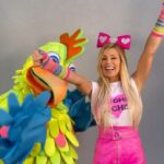 Laura Franco Instagram – A Jugar con PANAM y mi amigo El Gallo 🎉🐓 Hoy nos divertimos practicando distintos juegos y acrobacias 🤸🏼
¿Se animan a practicar en sus casas? 🤩 Cuéntenme 👇🏻
#panam #yosoypanam #panamfiesta #música #canciones #niños #alegria #juegos #diversión