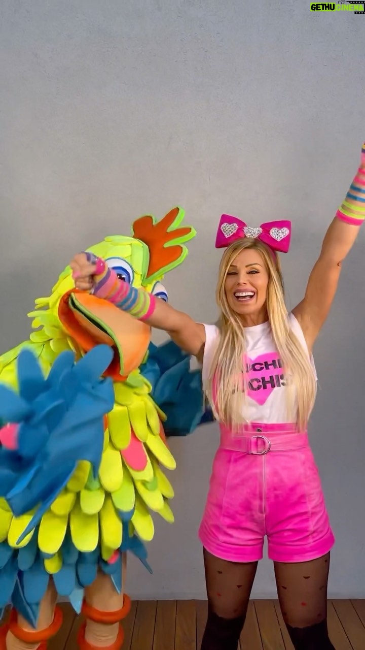 Laura Franco Instagram - A Jugar con PANAM y mi amigo El Gallo 🎉🐓 Hoy nos divertimos practicando distintos juegos y acrobacias 🤸🏼 ¿Se animan a practicar en sus casas? 🤩 Cuéntenme 👇🏻 #panam #yosoypanam #panamfiesta #música #canciones #niños #alegria #juegos #diversión