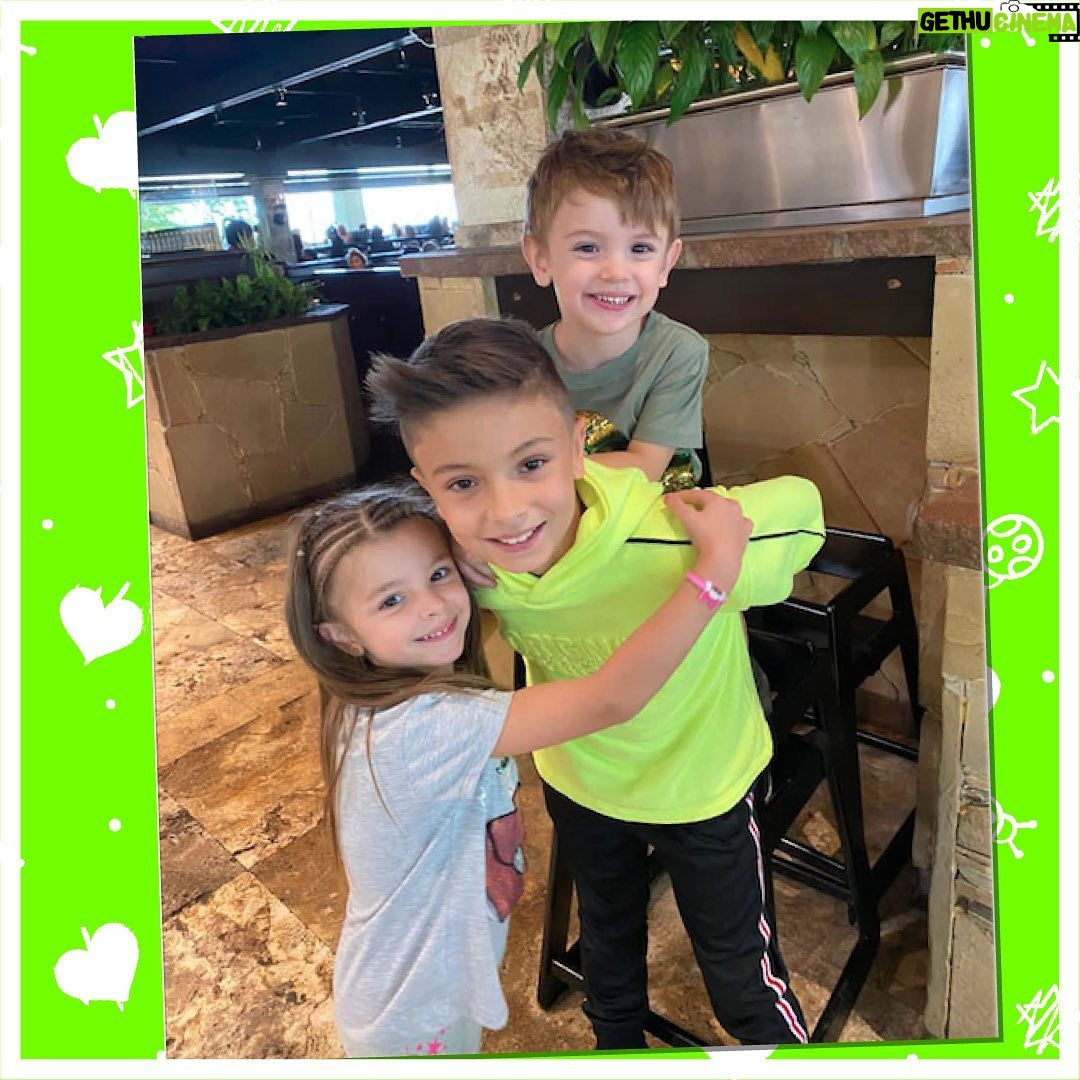 Laura Franco Instagram - Chiquipines ¡Hoy es el día del herman@! 😍🥰❤️ Un día para festejar con nuestros hermanos y hermanas y dedicarles todo nuestro amor 🎉 y también una canción… 🎶 Nos queremos nos amamos, compartimos y jugamos 🎶 HERMANOS 🎶 Gracias Sofi, Bauti y Luca por protegerse y cuidarse siempre!!! ❤️ como dice la canción… POR SIEMPRE UNIDOS HERMANOS 💕 Cuéntenme ¿Tienen hermanos? ¿Cuántos? Quiero leerlos ❤️👇🏻 #panam #yosoypanam #panamycirco #musica #shows #niños #diversion #alegria #juegos #entretenimiento