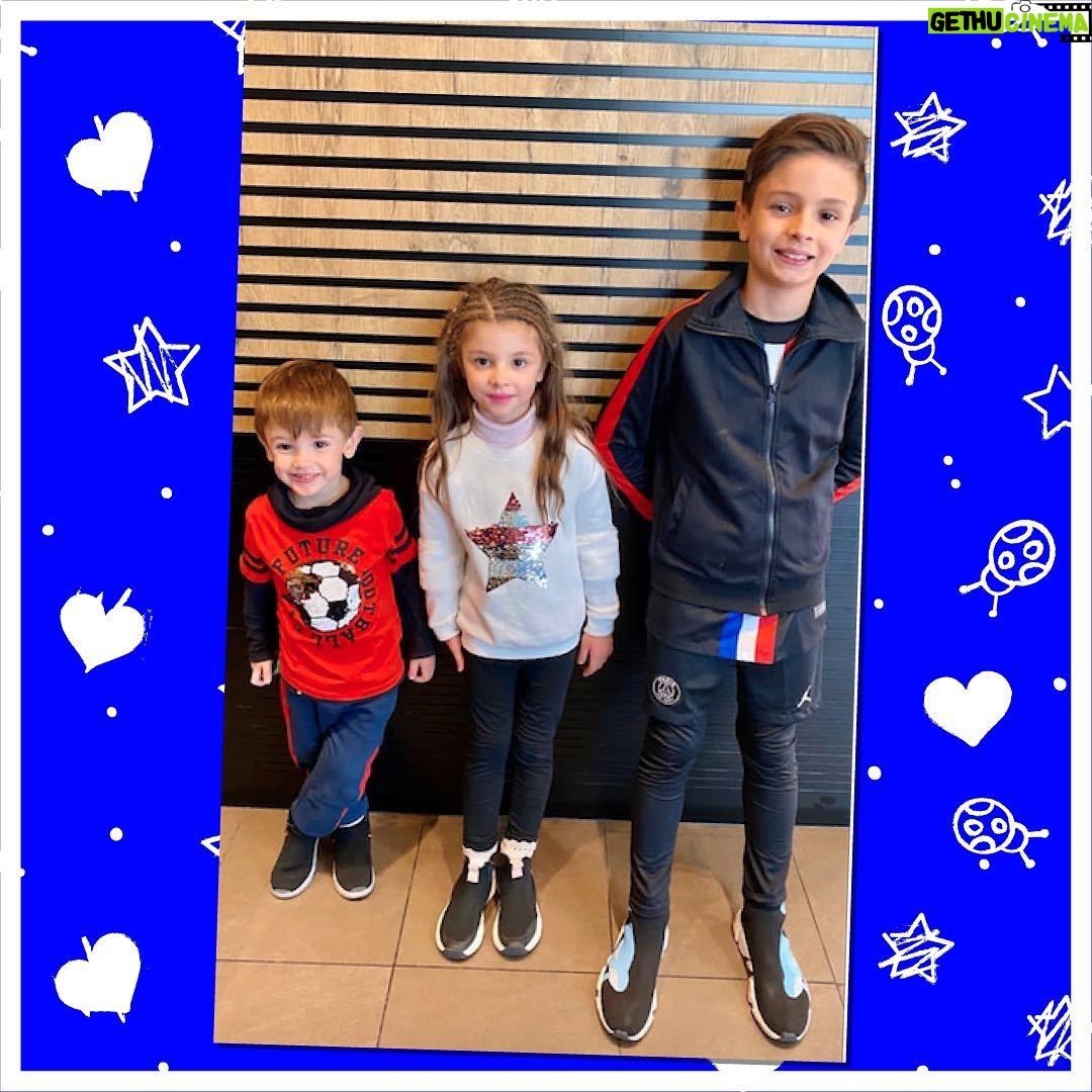 Laura Franco Instagram - Chiquipines ¡Hoy es el día del herman@! 😍🥰❤️ Un día para festejar con nuestros hermanos y hermanas y dedicarles todo nuestro amor 🎉 y también una canción… 🎶 Nos queremos nos amamos, compartimos y jugamos 🎶 HERMANOS 🎶 Gracias Sofi, Bauti y Luca por protegerse y cuidarse siempre!!! ❤️ como dice la canción… POR SIEMPRE UNIDOS HERMANOS 💕 Cuéntenme ¿Tienen hermanos? ¿Cuántos? Quiero leerlos ❤️👇🏻 #panam #yosoypanam #panamycirco #musica #shows #niños #diversion #alegria #juegos #entretenimiento
