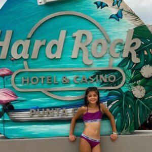 Laura Franco Instagram - Relax total en Hard Rock Hotel & Casino Punta Cana 🌴☀️🌊 unas vacaciones soñadas junto a mi familia, lo mejor de mi vida!!! 💘🫶🏼💌
Recargando energías para este 2024 ✨

@hrhcpuntacana #hrhcpuntacana
