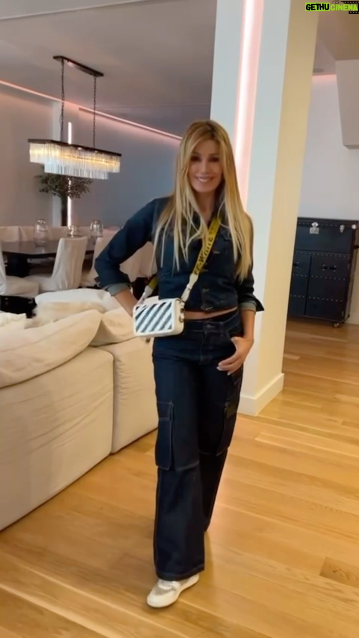 Laura Franco Instagram - Viernes de #LauLook ✨ Y saben que me encanta compartirlos con ustedes 🤩 ¡Este es mi elegido para hoy! ¿Qué les parece? ❤️ Cuéntenme a dónde irían con este look 👇🏻 Los leoo Cuchi cuchis 💋 #panam #yosoypanam #panamfiesta #música #canciones #niños #alegria #juegos #diversión