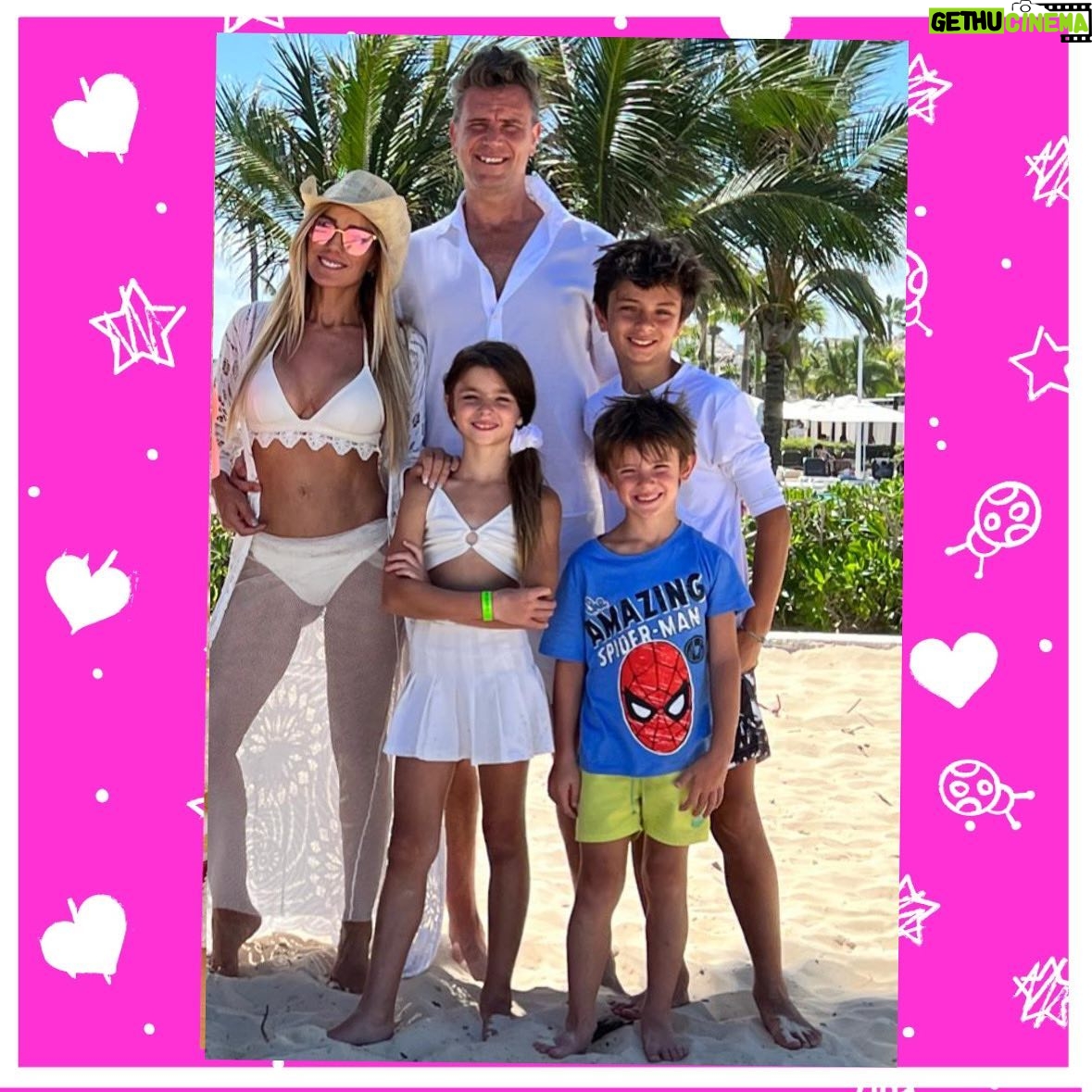 Laura Franco Instagram - Chiquipines ¡Hoy es el día del herman@! 😍🥰❤️ Un día para festejar con nuestros hermanos y hermanas y dedicarles todo nuestro amor 🎉 y también una canción… 🎶 Nos queremos nos amamos, compartimos y jugamos 🎶 HERMANOS 🎶 Gracias Sofi, Bauti y Luca por protegerse y cuidarse siempre!!! ❤️ como dice la canción… POR SIEMPRE UNIDOS HERMANOS 💕 Cuéntenme ¿Tienen hermanos? ¿Cuántos? Quiero leerlos ❤️👇🏻 #panam #yosoypanam #panamycirco #musica #shows #niños #diversion #alegria #juegos #entretenimiento