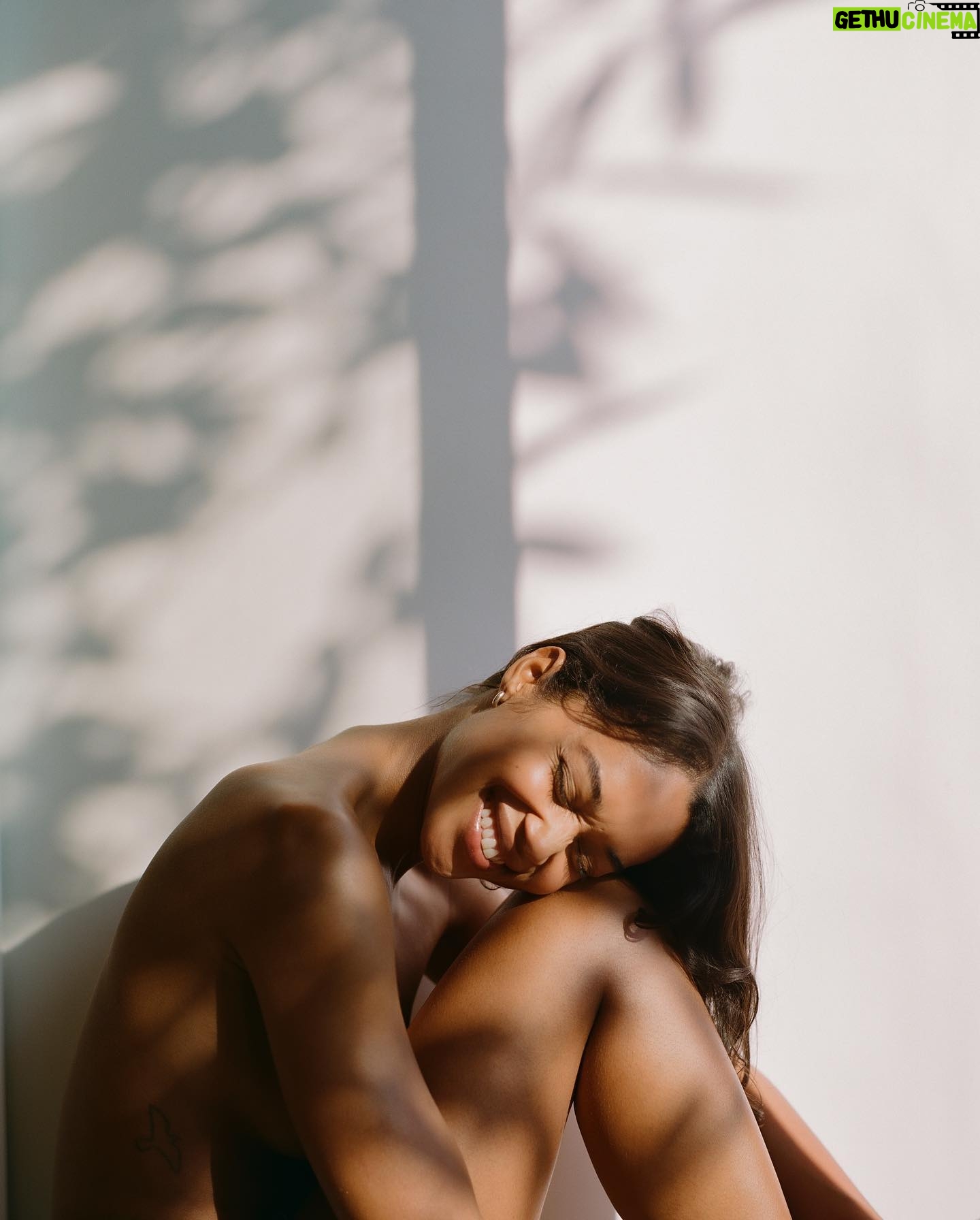 Laura Harrier Instagram - at home in la by @adrianmartinn