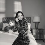 Laura Neiva Instagram – Que honra participar desse momento especial da @voguebrasil 

Fotos: @fernando__mendes
Styling: @davidpollak
Beleza: @herodrigues
Direção de arte: @juliakoala
Produção executiva: @carolishimaru e @deialansky
Produção de Moda @katopollak
Assistentes de foto: @egianezzi
Assistente de beleza: @rosadecarlosbeauty
Retouch: @_nascimento_marcos
Camareira: @dulcebs