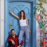 Laura Neiva Instagram - Adquirida há quase dez anos, ainda no início do namoro entre Laura Neiva (@neivalaura) e @Chay Suede, a casa em São Paulo guarda a lembrança de ter sido palco da celebração de seu casamento. Após reforma realizada pela moradora com o auxílio dos arquitetos Antonio Scarpa (@antonioscarpa_) e Paulo Azevedo (@pauloazevedodesign), o lar se transformou em um cenário cheio de vida, que emoldura momentos em família. “A potência de parir e amamentar me fez pensar: ‘Por que ser uma coisa só, se posso ser muitas?’”. Assim começou a jornada de Laura pelo design de interiores, inspirada pela mãe, Michele França, que trabalhou durante anos na loja paulistana Entreposto, e pela avó paterna, a decoradora Yara Mattar, com quem sempre visitava clientes. Já Chay se derrete pelo resultado: “Aprendi demais com Laurinha nesse processo, com o jeito que ela enxerga a beleza em pequenos objetos, a forma como consegue misturar ideias, estampas, texturas e fazer desta uma casa viva.” O tour completo você confere na Casa Vogue de outubro, nas bancas a partir desta sexta-feira (6), e em casavogue.com.br. Já deu a sua espiada? 🎥 @oraphaelborges, @gbrielmorais (edição) e @rafaelrodbelem (reportagem) | 📷 @decocury | estilo @adrianafrattini | texto @giovanaromani | styling @thiagobiagi | beleza @herodrigues . . . #casavogue #casavogueoutubro #chaysuede #lauraneiva