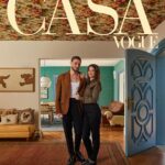 Laura Neiva Instagram - Quantas memórias um lar é capaz de abrigar? Na Casa Vogue de outubro, @Chay Suede e Laura Neiva (@neivalaura) provam que infinitas. Histórias pessoais, heranças de família e recordações afetuosas estão em cada canto da morada do casal no Alto de Pinheiros, em São Paulo. “Quando entramos aqui, tivemos certeza: era um lugar do tamanho dos nossos sonhos”, diz Laura. Chay completa: “A casa nos ajudou a enxergar nosso futuro próximo e a gente se animou”. O imóvel acaba de passar por reforma comandada por Laura, com a ajuda do amigo e arquiteto Paulo Azevedo (@pauloazevedodesign) e Antonio Scarpa (@antonioscarpa_), que juntos transformaram o local num cenário cheio de vida. O tour completo você confere na Casa Vogue de outubro, nas bancas a partir desta sexta-feira (6), e também em casavogue.com.br. Não perca! 📷 @decocury | estilo @adrianafrattini | edição de arte @jeffleal13 e @ricx | texto @giovanaromani | styling @thiagobiagi | produção de moda Malu Locatelli | beleza @herodrigues | assistente de beleza @rosadecarlosbeauty | assistente de fotografia @taismedriphoto . . . #casavogue #casavogueoutubro #lauraneiva #chaysuede
