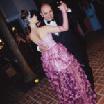 Laura Neiva Instagram - Meus 15 anos x 2. Como toda festa de debutante deve ser, só que no meu caso, rebutante. Não tive uma, e como todo sonho não realizado na infância, a gente tenta resolver quando adulto hahaha Tive direito a 2 bolos, valsa com pai e príncipe, luva com anel e pulseira por cima, tiara, vestido bufante rosa, toalha de mesa de cetim rosa com tule, cartaz pra deixar mensagem pro aniversariante, teve abertura da pista com Dj, traje black tie, (várias meninas de 15 anos de verdade) e principalmente, todo mundo que amo, juntos, realizando o meu sonho de princesa. Muitas pessoa para agradecer, muitas fotos pra postar, vai ter Over post! Styling @thiagobiagi Vestido @reinaldolourenco Joias @verachi_ Beleza @herodrigues Foto @moalmeida___ Décor @michele8franca e euzinha Bolo @ame_patisserie Dj @deejaypivete Amor da minha vida e maior incentivador dos meus sonhos @chay