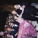 Laura Neiva Instagram - Meus 15 anos x 2. Como toda festa de debutante deve ser, só que no meu caso, rebutante. Não tive uma, e como todo sonho não realizado na infância, a gente tenta resolver quando adulto hahaha Tive direito a 2 bolos, valsa com pai e príncipe, luva com anel e pulseira por cima, tiara, vestido bufante rosa, toalha de mesa de cetim rosa com tule, cartaz pra deixar mensagem pro aniversariante, teve abertura da pista com Dj, traje black tie, (várias meninas de 15 anos de verdade) e principalmente, todo mundo que amo, juntos, realizando o meu sonho de princesa. Muitas pessoa para agradecer, muitas fotos pra postar, vai ter Over post! Styling @thiagobiagi Vestido @reinaldolourenco Joias @verachi_ Beleza @herodrigues Foto @moalmeida___ Décor @michele8franca e euzinha Bolo @ame_patisserie Dj @deejaypivete Amor da minha vida e maior incentivador dos meus sonhos @chay