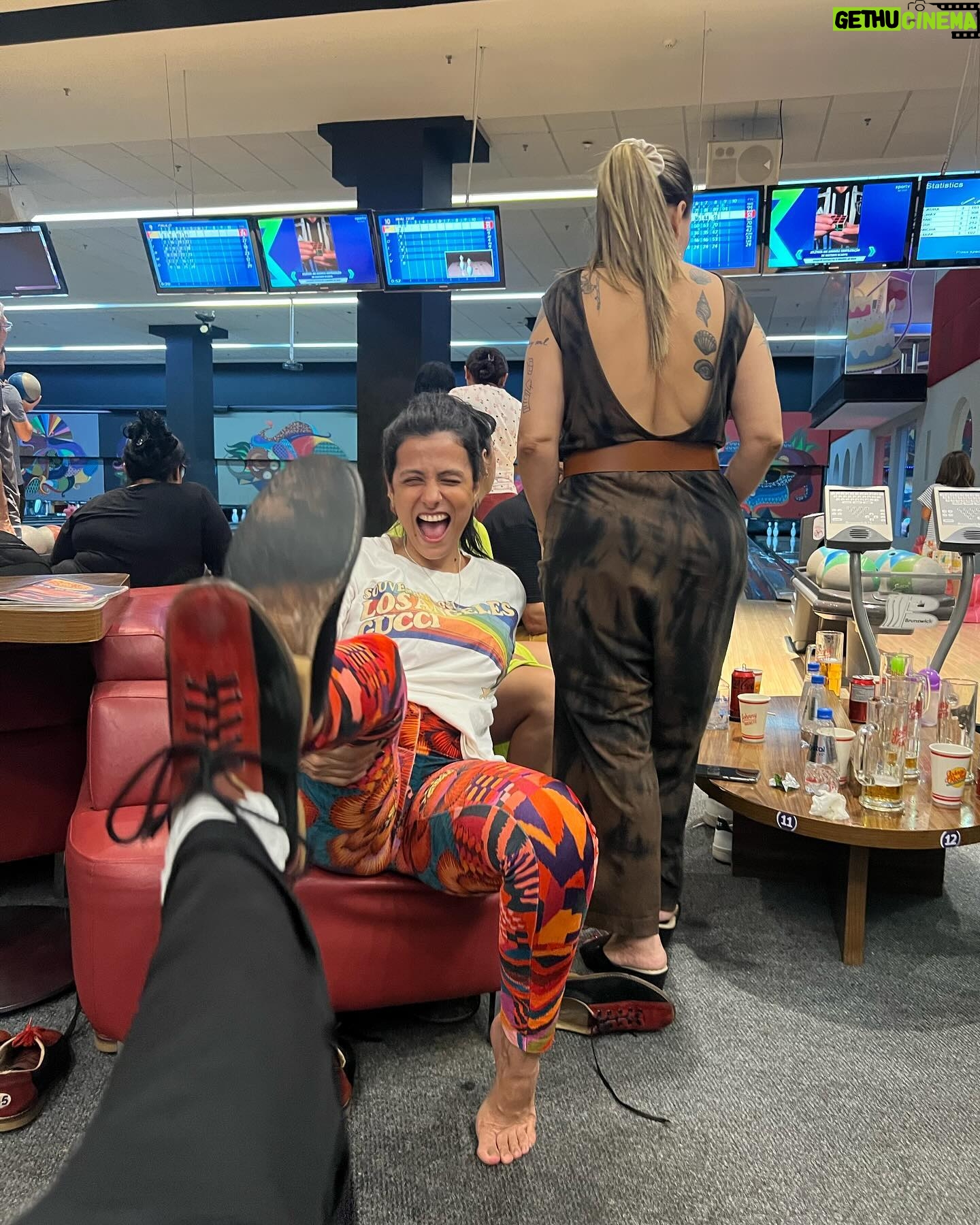 Laura Neiva Instagram - Teve dia de boliche em 2023, bebê