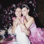 Laura Neiva Instagram - Meus 15 anos x 2. Como toda festa de debutante deve ser, só que no meu caso, rebutante. Não tive uma, e como todo sonho não realizado na infância, a gente tenta resolver quando adulto hahaha Tive direito a 2 bolos, valsa com pai e príncipe, luva com anel e pulseira por cima, tiara, vestido bufante rosa, toalha de mesa de cetim rosa com tule, cartaz pra deixar mensagem pro aniversariante, teve abertura da pista com Dj, traje black tie, (várias meninas de 15 anos de verdade) e principalmente, todo mundo que amo, juntos, realizando o meu sonho de princesa. Muitas pessoa para agradecer, muitas fotos pra postar, vai ter Over post! Styling @thiagobiagi Vestido @reinaldolourenco Joias @verachi_ Beleza @herodrigues Foto @moalmeida___ Décor @michele8franca e euzinha Bolo @ame_patisserie Dj @deejaypivete Amor da minha vida e maior incentivador dos meus sonhos @chay
