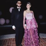 Laura Neiva Instagram - Meus 15 anos x 2. Como toda festa de debutante deve ser, só que no meu caso, rebutante. Não tive uma, e como todo sonho não realizado na infância, a gente tenta resolver quando adulto hahaha Tive direito a 2 bolos, valsa com pai e príncipe, luva com anel e pulseira por cima, tiara, vestido bufante rosa, toalha de mesa de cetim rosa com tule, cartaz pra deixar mensagem pro aniversariante, teve abertura da pista com Dj, traje black tie, (várias meninas de 15 anos de verdade) e principalmente, todo mundo que amo, juntos, realizando o meu sonho de princesa. Muitas pessoa para agradecer, muitas fotos pra postar, vai ter Over post! Styling @thiagobiagi Vestido @reinaldolourenco Joias @verachi_ Beleza @herodrigues Foto @moalmeida___ Décor @michele8franca e euzinha Bolo @ame_patisserie Dj @deejaypivete Amor da minha vida e maior incentivador dos meus sonhos @chay