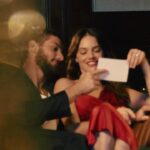 Laura Neiva Instagram – O presentear francês carrega uma tradição: o melhor presente é aquele que você gostaria de ganhar. Neste Natal, O.U.i Paris, @chay e @neivalaura fizeram uma sélection très spéciale. Para eles, claro, e também para presentear à la française. 
Natal O.U.i. Paris. Original comme toi.

🇫🇷 Il y a une tradition française en matière de cadeaux : le meilleur cadeau est celui que l’on aimerait recevoir. Ce Noël, @chay et @neivalaura ont fait une sélection très spéciale. Pour eux, bien sûr, mais aussi pour offrir des cadeaux à la française.
Noël O.U.i. Paris. Original comme toi.

PraTodosVerem: No vídeo, Chay Suede de blazer preto e blusa branca e Laura Neiva de vestido vermelho borrifam fragrâncias O.U.i Paris, trocam cartas e interagem um com o outro em meio à decoração natalina. O casal também brinca e mostra de forma divertidas caixas vermelhas de presente O.U.i Paris.

#NatalOUiParis
#OriginalCommeToi