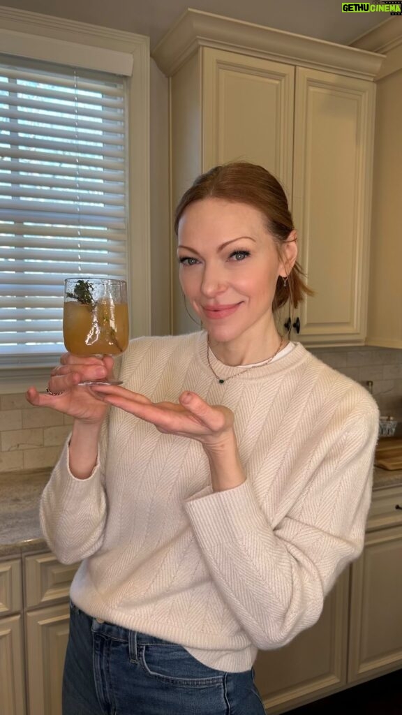 Laura Prepon Instagram - This cocktail recipe uses a double prep-ahead! Laid back, sippin’ on Gin & Jam 🎶 😎 Cheers! #PrepOn #GetYourPrepOn