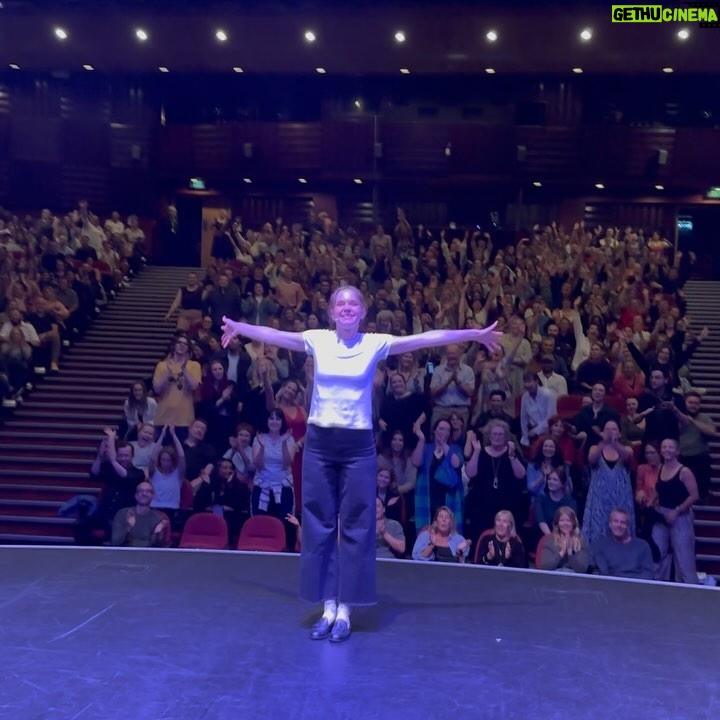 Laura Ramoso Instagram - I took a couple days to recoup but on Tuesday night we finished up in AUCKLAND and we had a blast!!! THANK YOU Aucklind for your incridible wirmth ind luv 🌷🌸🥹