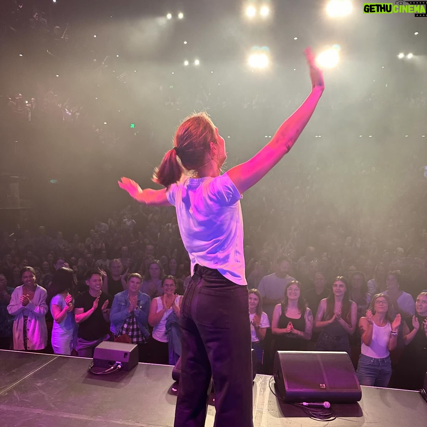 Laura Ramoso Instagram - Brisbane!!! Brissy!! Thank you for an absolutely wild show in your gorgeous and humid city 💙🌴🌞 @bris_powerhouse