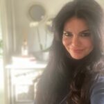 Laura Torrisi Instagram - Quel maledetto vizio che hanno le cazzate, di travestirsi da ottime idee 😏🌶️😎