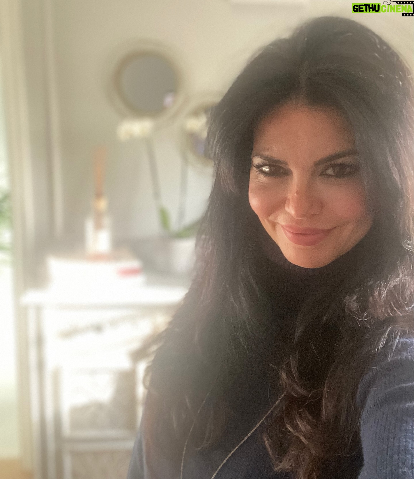 Laura Torrisi Instagram - Quel maledetto vizio che hanno le cazzate, di travestirsi da ottime idee 😏🌶️😎