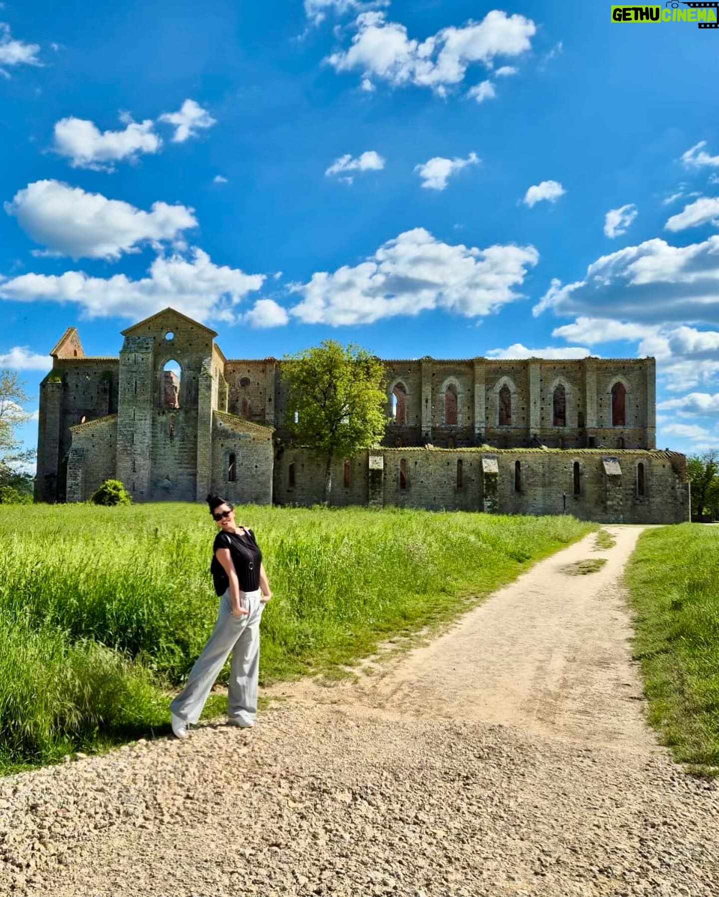 Laura Torrisi Instagram - Giornata meravigliosa tra ✨San Galgano e Siena ✨ Ci siamo pure involontariamente, imbucate ad un matrimonio 😎 (felicitazioni💓) • Foto random di @torrisilaura @freedomofsmile @franci_1980