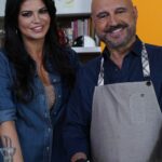 Laura Torrisi Instagram - Vi aspettiamo stasera con “Questo non lo so fare” 🤗 Prepareremo un piatto buonissimo insieme al mio amico @antoniocapitani, che ci racconterá, cucinando, caratteristiche e previsioni, segno per segno!!! 🤩 A più tardi!!! 👩🏻‍🍳🥰 Ore 22.00 #canale33 #foodnetwork #discovery