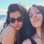 Laura Torrisi Instagram - Share roll (parte 2) Oltre a condividere altre foto del rullino, colgo l’occasione per parlarvi del cibo che ho trovato lungo quest’ avventura. Sapete che ho una passione per la cucina e se non fosse per la celiachia, assaggerei di tutto nei miei viaggi 😅 ma devo dire (così rispondo anche alle domande che mi hanno fatto alcuni di voi in merito) che Madeira è molto preparata sull’argomento! Con mio stupore, conoscono e hanno prestato molta attenzione anche alla “contaminazione” che solitamente durante i viaggi, mi trovo spesso a dover spiegare! 🙃 Cose da sapere se decidete di mangiare fuori: - L’alimentazione è prevalentemente dedicata alla carne e al pesce, alla griglia o preparati entrambi tipo zuppe o spezzatino, accompagnate spesso da ottime patatine fritte ma anche patate al cartoccio e purea di patate dolci o insalate miste e molto altro, tutti ottimi piatti e contorni con un unico ingrediente fisso: LA CIPOLLA 😂 quindi se non l’amate, fatelo presente al momento dell’ordinazione, perché la mettono davvero ovunque, cotta e sopratutto, cruda! Un piatto che sicuramente proverò a rifare a casa é “l’espetada” carne (di tutti i tipi) o pesce, cotta alla brace, messa a mo’ di spiedino su di uno stecco di alloro che conferisce alla pietanza un sapore davvero unico e particolare! A volte viene presentato al piatto a volte “appeso” al tavolo con degli appositi reggi spiedini di metallo molto scenografici. Ottime ed invitanti opzioni anche per vegani e segnalo anche una varietà di frutti tropicali da fare invidia! 🥑 Unica pecca: il prezzo! Veramente folle!!! 🫠 A mio avviso, é più convenite mangiare fuori rispetto a fare la spesa perché i prezzi sono molto simili a quelli che abbiamo in Italia, mentre mangiando fuori (bene) spenderete 30/35€ a coppia circa. Comunque vale sempre la pena assaggiare i piatti tipici del posto 😊 Spero di esservi stata utile! 🤗 Ps: per i celiaci e/o gli intolleranti al glutine: a Funchal c’è un negozio interamente senza glutine dove trovate, dolce e salato (confezionato) e qualcosa di fresco ma surgelato! Io ho preso dell’ottimo pane in cassetta che mi ha fatto stracomodo per i panini spezza trekking! 😎