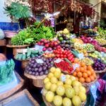 Laura Torrisi Instagram - Share roll (parte 2) Oltre a condividere altre foto del rullino, colgo l’occasione per parlarvi del cibo che ho trovato lungo quest’ avventura. Sapete che ho una passione per la cucina e se non fosse per la celiachia, assaggerei di tutto nei miei viaggi 😅 ma devo dire (così rispondo anche alle domande che mi hanno fatto alcuni di voi in merito) che Madeira è molto preparata sull’argomento! Con mio stupore, conoscono e hanno prestato molta attenzione anche alla “contaminazione” che solitamente durante i viaggi, mi trovo spesso a dover spiegare! 🙃 Cose da sapere se decidete di mangiare fuori: - L’alimentazione è prevalentemente dedicata alla carne e al pesce, alla griglia o preparati entrambi tipo zuppe o spezzatino, accompagnate spesso da ottime patatine fritte ma anche patate al cartoccio e purea di patate dolci o insalate miste e molto altro, tutti ottimi piatti e contorni con un unico ingrediente fisso: LA CIPOLLA 😂 quindi se non l’amate, fatelo presente al momento dell’ordinazione, perché la mettono davvero ovunque, cotta e sopratutto, cruda! Un piatto che sicuramente proverò a rifare a casa é “l’espetada” carne (di tutti i tipi) o pesce, cotta alla brace, messa a mo’ di spiedino su di uno stecco di alloro che conferisce alla pietanza un sapore davvero unico e particolare! A volte viene presentato al piatto a volte “appeso” al tavolo con degli appositi reggi spiedini di metallo molto scenografici. Ottime ed invitanti opzioni anche per vegani e segnalo anche una varietà di frutti tropicali da fare invidia! 🥑 Unica pecca: il prezzo! Veramente folle!!! 🫠 A mio avviso, é più convenite mangiare fuori rispetto a fare la spesa perché i prezzi sono molto simili a quelli che abbiamo in Italia, mentre mangiando fuori (bene) spenderete 30/35€ a coppia circa. Comunque vale sempre la pena assaggiare i piatti tipici del posto 😊 Spero di esservi stata utile! 🤗 Ps: per i celiaci e/o gli intolleranti al glutine: a Funchal c’è un negozio interamente senza glutine dove trovate, dolce e salato (confezionato) e qualcosa di fresco ma surgelato! Io ho preso dell’ottimo pane in cassetta che mi ha fatto stracomodo per i panini spezza trekking! 😎