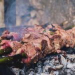 Laura Torrisi Instagram - Share roll (parte 2) Oltre a condividere altre foto del rullino, colgo l’occasione per parlarvi del cibo che ho trovato lungo quest’ avventura. Sapete che ho una passione per la cucina e se non fosse per la celiachia, assaggerei di tutto nei miei viaggi 😅 ma devo dire (così rispondo anche alle domande che mi hanno fatto alcuni di voi in merito) che Madeira è molto preparata sull’argomento! Con mio stupore, conoscono e hanno prestato molta attenzione anche alla “contaminazione” che solitamente durante i viaggi, mi trovo spesso a dover spiegare! 🙃 Cose da sapere se decidete di mangiare fuori: - L’alimentazione è prevalentemente dedicata alla carne e al pesce, alla griglia o preparati entrambi tipo zuppe o spezzatino, accompagnate spesso da ottime patatine fritte ma anche patate al cartoccio e purea di patate dolci o insalate miste e molto altro, tutti ottimi piatti e contorni con un unico ingrediente fisso: LA CIPOLLA 😂 quindi se non l’amate, fatelo presente al momento dell’ordinazione, perché la mettono davvero ovunque, cotta e sopratutto, cruda! Un piatto che sicuramente proverò a rifare a casa é “l’espetada” carne (di tutti i tipi) o pesce, cotta alla brace, messa a mo’ di spiedino su di uno stecco di alloro che conferisce alla pietanza un sapore davvero unico e particolare! A volte viene presentato al piatto a volte “appeso” al tavolo con degli appositi reggi spiedini di metallo molto scenografici. Ottime ed invitanti opzioni anche per vegani e segnalo anche una varietà di frutti tropicali da fare invidia! 🥑 Unica pecca: il prezzo! Veramente folle!!! 🫠 A mio avviso, é più convenite mangiare fuori rispetto a fare la spesa perché i prezzi sono molto simili a quelli che abbiamo in Italia, mentre mangiando fuori (bene) spenderete 30/35€ a coppia circa. Comunque vale sempre la pena assaggiare i piatti tipici del posto 😊 Spero di esservi stata utile! 🤗 Ps: per i celiaci e/o gli intolleranti al glutine: a Funchal c’è un negozio interamente senza glutine dove trovate, dolce e salato (confezionato) e qualcosa di fresco ma surgelato! Io ho preso dell’ottimo pane in cassetta che mi ha fatto stracomodo per i panini spezza trekking! 😎