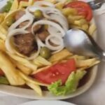 Laura Torrisi Instagram - Share roll (parte 2) Oltre a condividere altre foto del rullino, colgo l’occasione per parlarvi del cibo che ho trovato lungo quest’ avventura. Sapete che ho una passione per la cucina e se non fosse per la celiachia, assaggerei di tutto nei miei viaggi 😅 ma devo dire (così rispondo anche alle domande che mi hanno fatto alcuni di voi in merito) che Madeira è molto preparata sull’argomento! Con mio stupore, conoscono e hanno prestato molta attenzione anche alla “contaminazione” che solitamente durante i viaggi, mi trovo spesso a dover spiegare! 🙃 Cose da sapere se decidete di mangiare fuori: - L’alimentazione è prevalentemente dedicata alla carne e al pesce, alla griglia o preparati entrambi tipo zuppe o spezzatino, accompagnate spesso da ottime patatine fritte ma anche patate al cartoccio e purea di patate dolci o insalate miste e molto altro, tutti ottimi piatti e contorni con un unico ingrediente fisso: LA CIPOLLA 😂 quindi se non l’amate, fatelo presente al momento dell’ordinazione, perché la mettono davvero ovunque, cotta e sopratutto, cruda! Un piatto che sicuramente proverò a rifare a casa é “l’espetada” carne (di tutti i tipi) o pesce, cotta alla brace, messa a mo’ di spiedino su di uno stecco di alloro che conferisce alla pietanza un sapore davvero unico e particolare! A volte viene presentato al piatto a volte “appeso” al tavolo con degli appositi reggi spiedini di metallo molto scenografici. Ottime ed invitanti opzioni anche per vegani e segnalo anche una varietà di frutti tropicali da fare invidia! 🥑 Unica pecca: il prezzo! Veramente folle!!! 🫠 A mio avviso, é più convenite mangiare fuori rispetto a fare la spesa perché i prezzi sono molto simili a quelli che abbiamo in Italia, mentre mangiando fuori (bene) spenderete 30/35€ a coppia circa. Comunque vale sempre la pena assaggiare i piatti tipici del posto 😊 Spero di esservi stata utile! 🤗 Ps: per i celiaci e/o gli intolleranti al glutine: a Funchal c’è un negozio interamente senza glutine dove trovate, dolce e salato (confezionato) e qualcosa di fresco ma surgelato! Io ho preso dell’ottimo pane in cassetta che mi ha fatto stracomodo per i panini spezza trekking! 😎