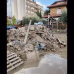 Laura Torrisi Instagram - E anche oggi ho visto protezione civile 🫶🏻 e TANTI volontari 💓 ad aiutare le persone colpite dall’alluvione nella zona di Prato e dintorni. Ma le zone colpite sono tante e c’é bisogno di aiuto. Tanto aiuto. In molti comuni non hanno ancora luce e strade, case e attività, sono sommerse da acqua e fango. 😔 Per favore, se potete, recatevi a prestare aiuto. Con un po’ di buona volontà e un sorriso, si può fare tanto. Grazie 🤍.