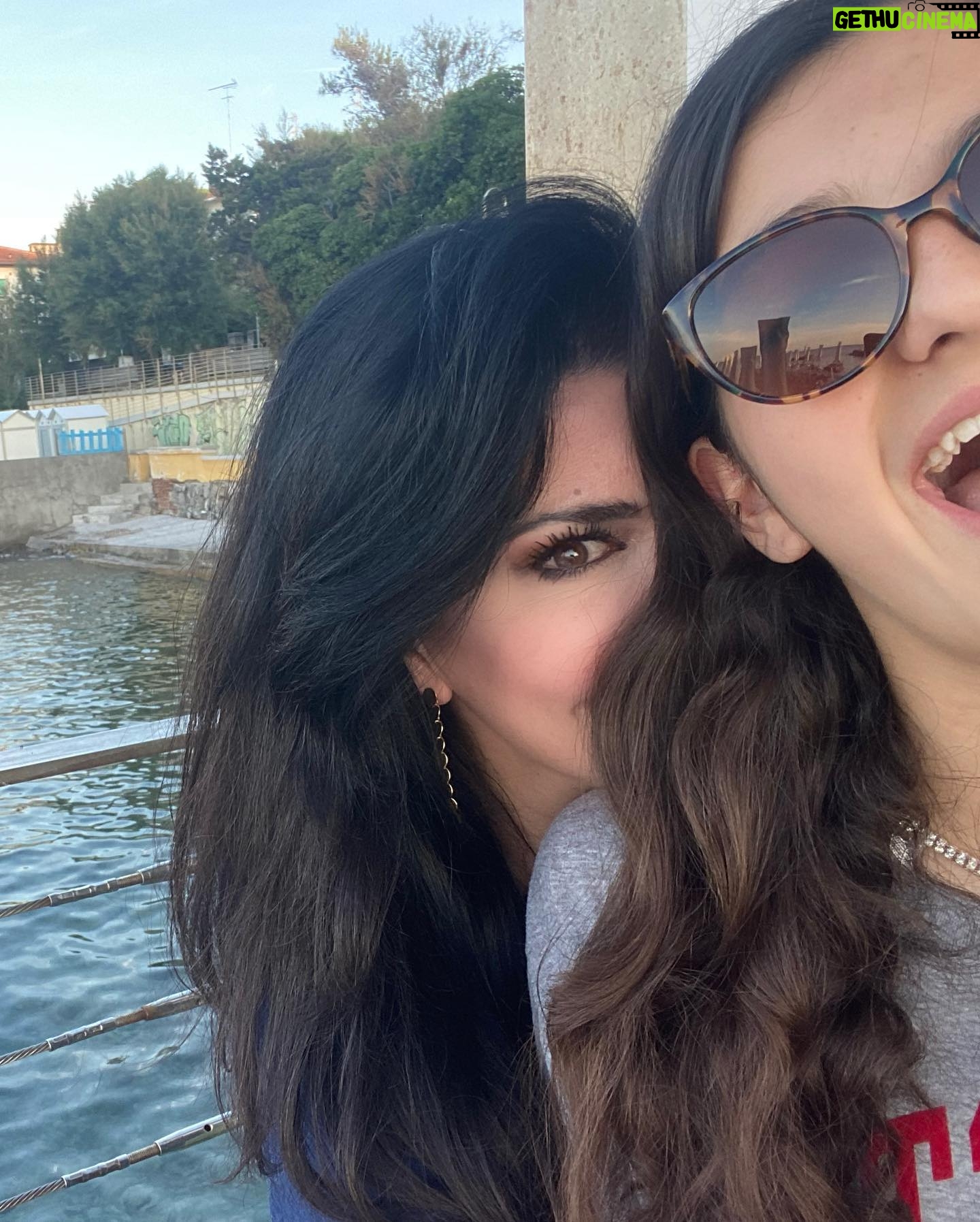 Laura Torrisi Instagram - Foto no sense!!! 😎 Come le chiami tu 💓 #loveyoutothemoonandback