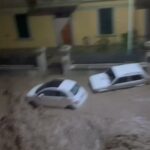 Laura Torrisi Instagram - Questi sono solo alcuni dei video che mi sono stati girati da amici dei paesi in provincia di Prato, che in meno di un’ora si sono trovati in questa condizione. La situazione peggiora di minuto in minuto e mi hanno chiesto di far girare il seguente messaggio: “ l’assessore della protezione civile Monni, ha chiesto di divulgare il più possibile questo messaggio alle persone delle zone colpite, sopratutto quelle che si trovano vicino al fiume Bisenzio, chiede alle famiglie di salire ai piani alti delle case, di non uscire di casa e sopratutto di non andare per nessun motivo vicino gli argini del fiume perché la situazione è veramente critica”. Per favore, fate girare . Grazie.