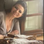Laura Torrisi Instagram – Buonasera. 
A reflusso gastrico come state messi? 😁🫠
#buonapasqua🕊️