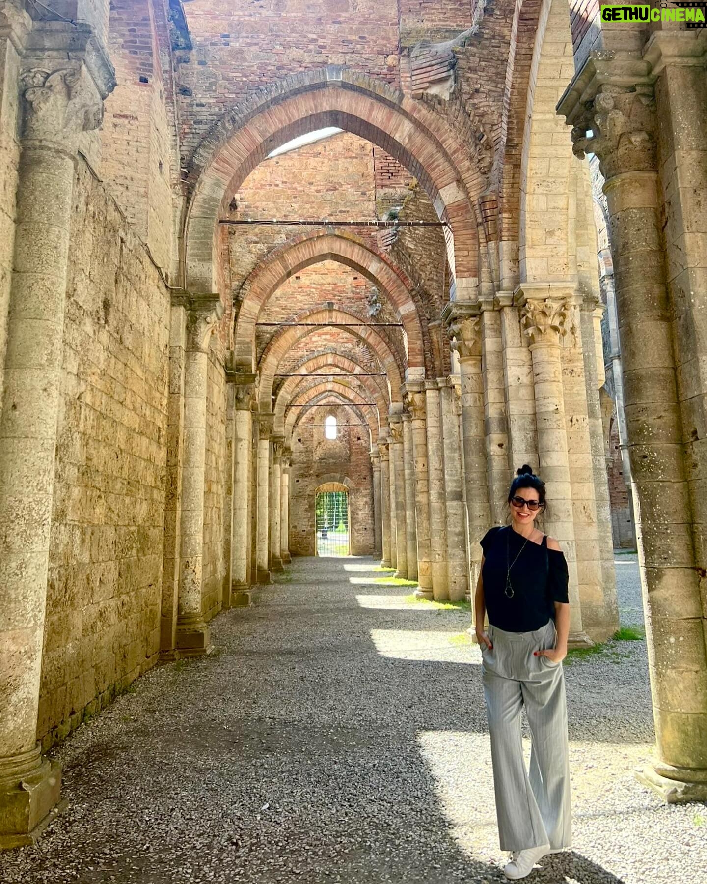 Laura Torrisi Instagram - Giornata meravigliosa tra ✨San Galgano e Siena ✨ Ci siamo pure involontariamente, imbucate ad un matrimonio 😎 (felicitazioni💓) • Foto random di @torrisilaura @freedomofsmile @franci_1980
