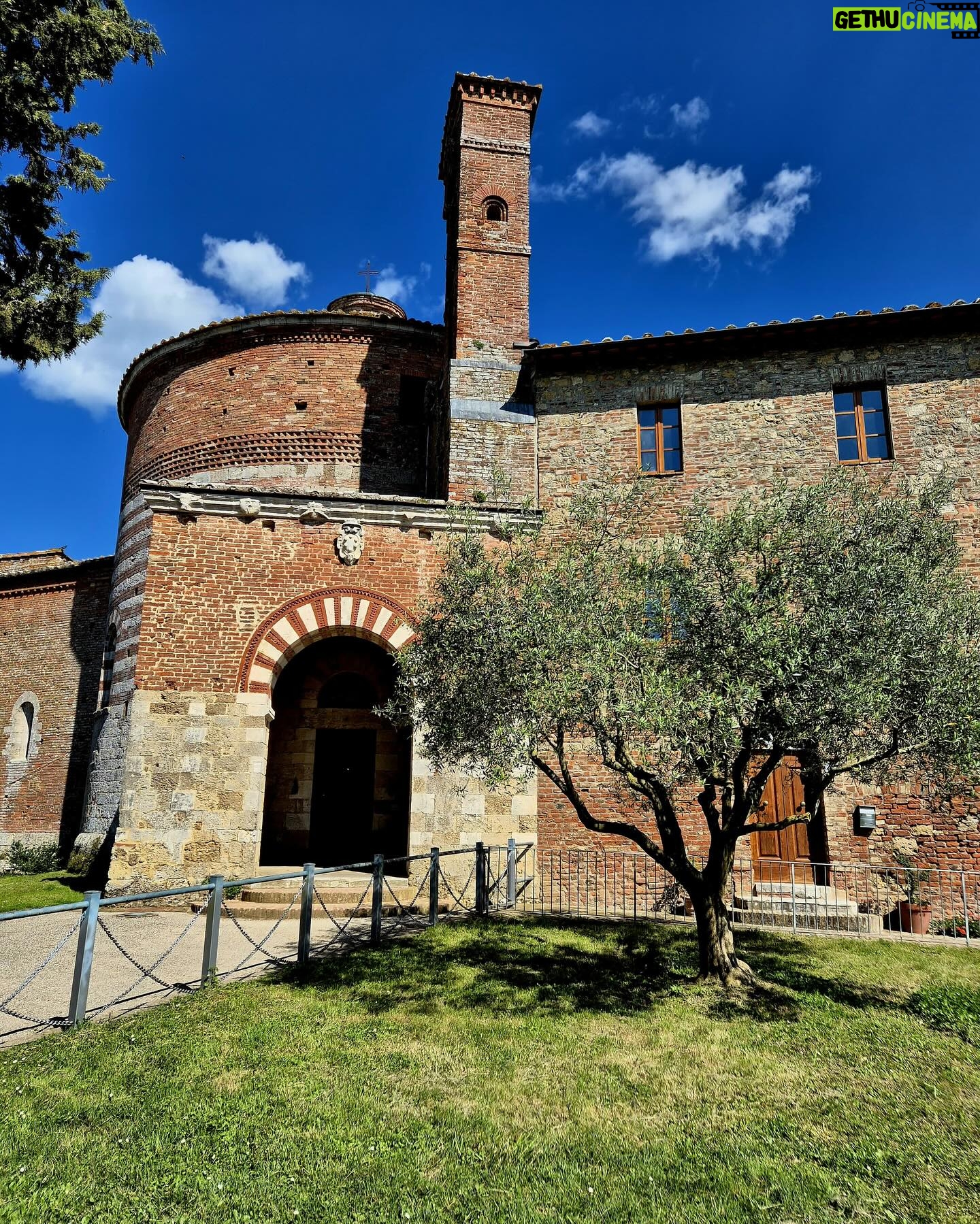 Laura Torrisi Instagram - Giornata meravigliosa tra ✨San Galgano e Siena ✨ Ci siamo pure involontariamente, imbucate ad un matrimonio 😎 (felicitazioni💓) • Foto random di @torrisilaura @freedomofsmile @franci_1980