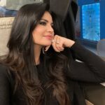 Laura Torrisi Instagram - Mi intriga sapere quale sarà la mia prima decisione di m…. del 2024… 😁 #pensieriinviaggio 🚆💭💼