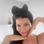 Laura Torrisi Instagram - Il momento della skincare é un vero e proprio rituale, per questo è importante conoscere i prodotti adatti alla nostra pelle. @archetipa_skincare ti da la possibilità di creare la tua skincare routine personalizzata attraverso un test che potrai effettuare senza impegno, sul loro sito e dai rivenditori autorizzati. E tu a quale archetipo appartieni? Fammelo sapere tra i commenti! 👇🏻 #archetipaskincare #adv