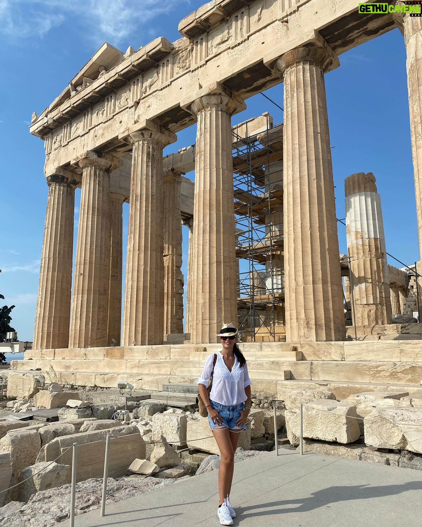 Laura Torrisi Instagram - “Tutti vogliamo che le cose restino uguali, accettiamo di vivere nell’infelicità perché abbiamo paura dei cambiamenti, delle cose che vanno in frantumi. Ma io ho guardato questo posto, il caos che ha sopportato, il modo in cui è stato adoperato, bruciato, saccheggiato, tornando poi ad essere sé stesso. E mi sono sentita rassicurata. Forse la mia vita non è stata così caotica, è il mondo che lo è, e la sola vera trappola è restare attaccati a ogni cosa. Le rovine sono un dono. La distruzione è la via per la trasformazione. Anche in questa città eterna, l’Augusteo mi ha dimostrato che dobbiamo essere sempre preparati ad ondate infinite di trasformazioni.” ✨🐛🦋 Da: Mangia, prega, ama