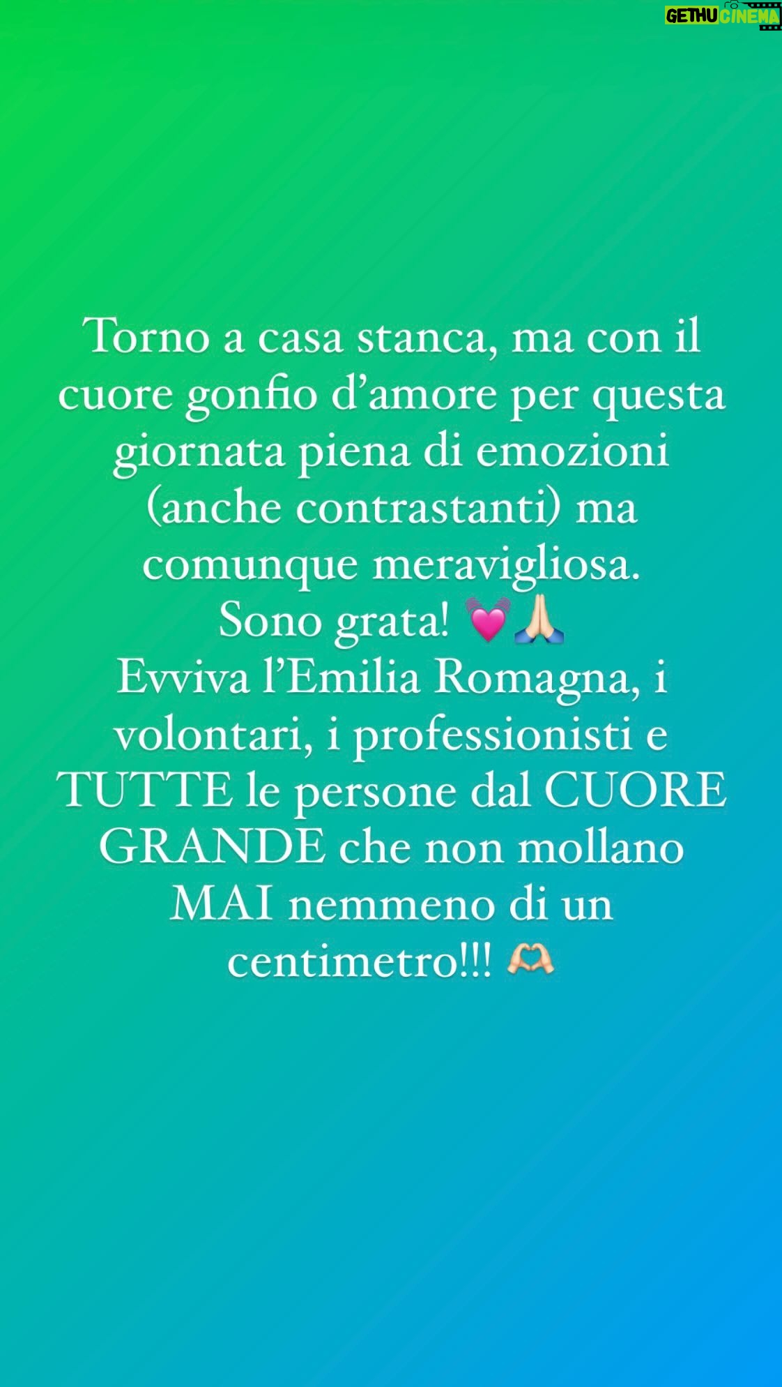Laura Torrisi Instagram - Non si può racchiudere in un minuto tanta emozione vissuta in una giornata, ma posso farvi vedere cosa hanno visto i miei occhi e provare a dirvi quanto poco basti per rendere felici le persone bisognose: un sorriso, due braccia per lavorare ma anche per abbracciare ☺️ (e poi guanti, stivali, secchi, pale, tira acqua … 😉) C’é tanto da fare e tanta gente che ha ancora bisogno d’aiuto sia dove l’acqua non si è ancora assorbita, sia dove sta seccando il fango. Informatevi e cercate di trovare il tempo per venire ad aiutare queste persone. Tra queste, ci sono molti anziani che si sono visti cadere il mondo addosso da un giorno all’altro, e che non sanno dove trovare la forza per ricominciare. Vi prometto, che oltre a fare del bene , ne uscirete arricchiti. Grazie a tutte le persone dal cuore grande che ho conosciuto e a quelle che ho ritrovato. 💓 Evviva l’Emilia Romagna, i volontari, i professionisti e tutte le persone dal cuore grande che non mollano MAI nemmeno di un centimetro !!! 🫶🏻