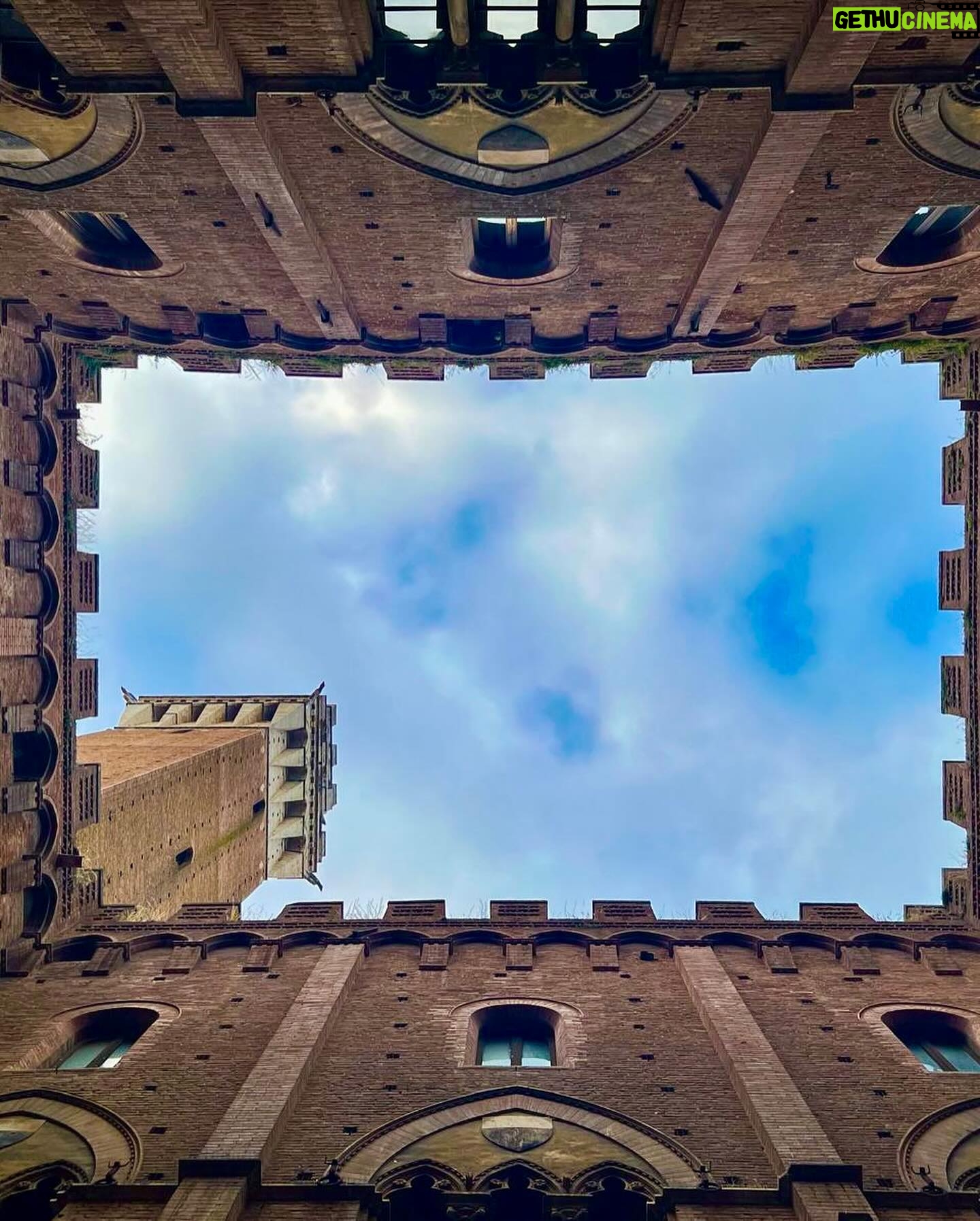 Laura Torrisi Instagram - Giornata meravigliosa tra ✨San Galgano e Siena ✨ Ci siamo pure involontariamente, imbucate ad un matrimonio 😎 (felicitazioni💓) • Foto random di @torrisilaura @freedomofsmile @franci_1980