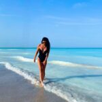 Laura Torrisi Instagram – Il tempo un po’ come il mare, è scrittore di essenza, solvente per menzogne, dissolutore di maschere. 
In principio cela, poi svela, quindi rivela… 🌊⌛️🦋