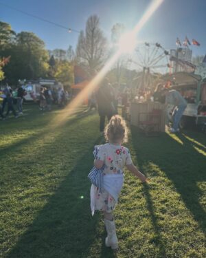 Laura Whitmore Instagram - Bank Holi-Birthday 🌈