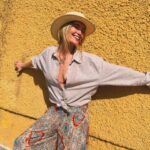 Laura Whitmore Instagram - ☀️ 🌺 🦀