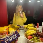 Laura Whitmore Instagram - Recently snacking, shooting and playing 🍫 🎥 🎤 🐥 👠