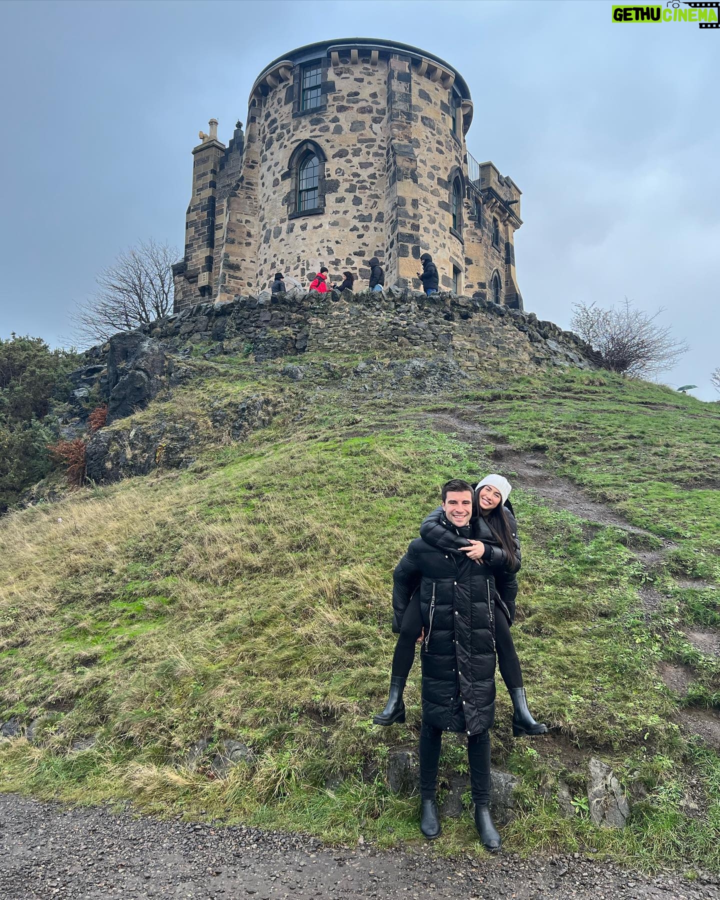 Lauren Gottlieb Instagram - Christmas in Edinburgh πβ₯οΈπ
π» Surrounded by so much love!!! Merry Christmas to you all π β₯οΈ @newinflux @canigoulodge @sushi_and_haggis #christmas #2022 #edinburgh #scotland #snowy #merrychristmas